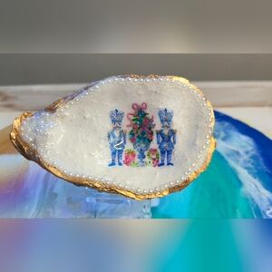 🎅 Elegant Handcrafted Nutcracker Oyster with Stand